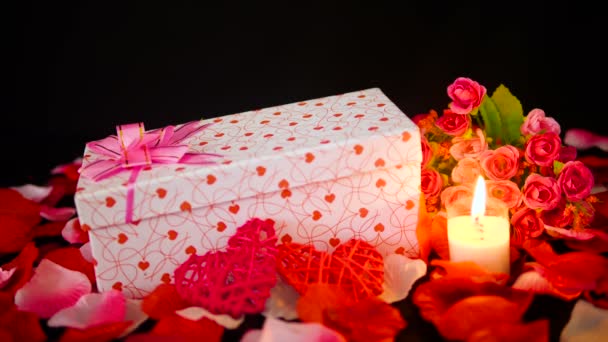 Filmación Cajas Regalo Quema Velas Flores Para Colección San Valentín — Vídeos de Stock