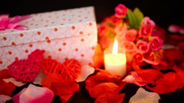 Filmación Cajas Regalo Quema Velas Flores Para Colección San Valentín — Vídeos de Stock