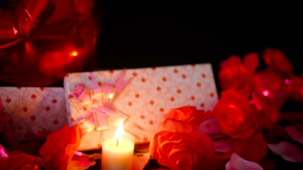 ギフト ボックス バルーン コレクションで燃えているろうそくのバレンタイン装飾映像 — ストック動画