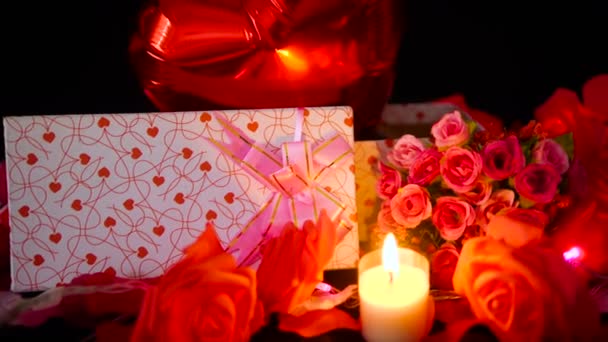 礼品盒 鲜花和蜡烛燃烧的画面 情人节装饰收藏 — 图库视频影像