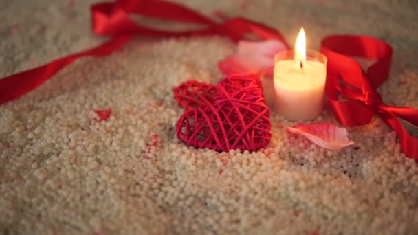 バレンタインの装飾の移動映像ろうそくの燃焼 リボン コレクション — ストック動画