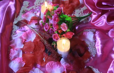 Romantik Sevgililer günü photoshoot buket ve koleksiyon yanan mum ile