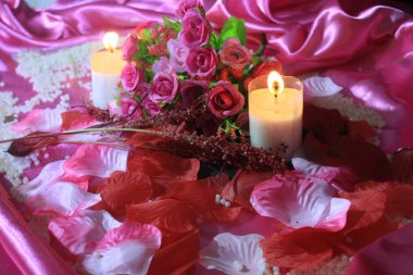 Tatlı momen dekorasyon buket ve mum yakma. Photoshoot Sevgililer günü koleksiyonu