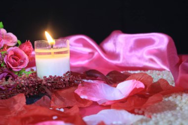 Sevgililer günü dekorasyon buket çiçek ve mum yakma. Photoshoot Sevgililer günü koleksiyonu