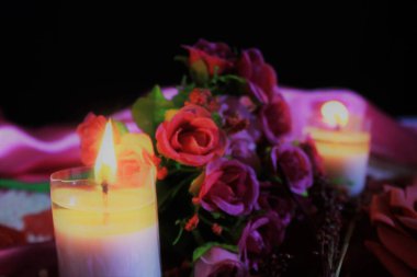 Kavram dekorasyon Sevgililer günü buket ve koleksiyon yanan mum ile