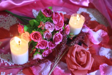 Buket, gül ve dekorasyon için Sevgililer günü koleksiyonu yanan mum