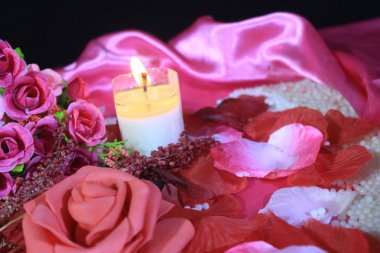 Gül buketi ve photoshoot yanan mum. Sevgililer günü koleksiyonu