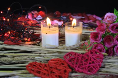 Sevgililer günün kutlu olsun phootoshoot çiçek, lamba ve koleksiyon yanan mum