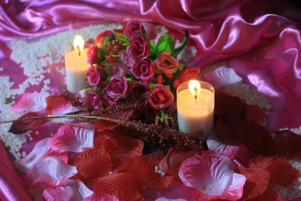 Söta Momen Med Dekoration Bukett Och Ljus Bränning Photoshoot Valentine — Stockfoto