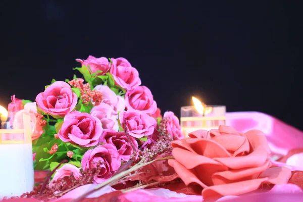 Fotoshooting Von Schönen Straußrosen Mit Brennenden Kerzen Hintergrund Valentinstag Kollektion — Stockfoto