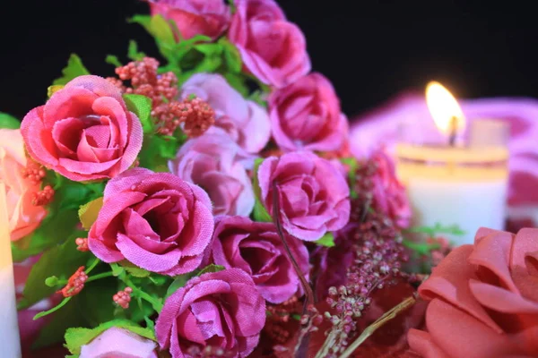 Fotografia Belas Rosas Bouquet Com Queima Velas Fundo Dia Dos — Fotografia de Stock