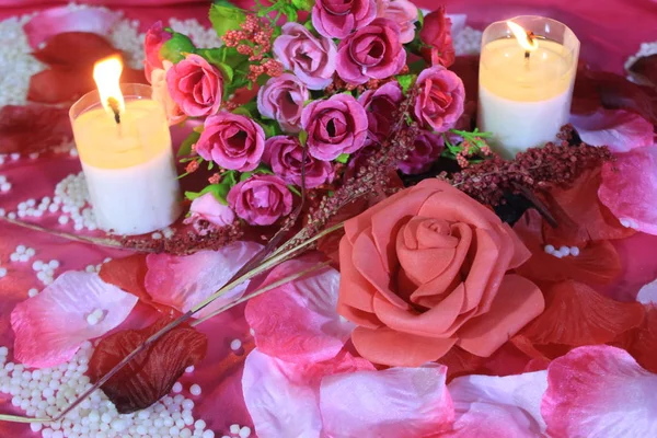 Fotoshooting Von Blumenstrauß Kerzen Bunring Und Dekoration Valentinstag Kollektion — Stockfoto