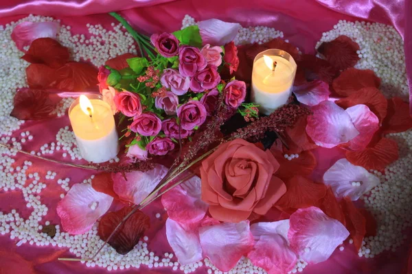 Strauß Rose Und Kerze Brennen Zur Dekoration Valentinstag Kollektion — Stockfoto