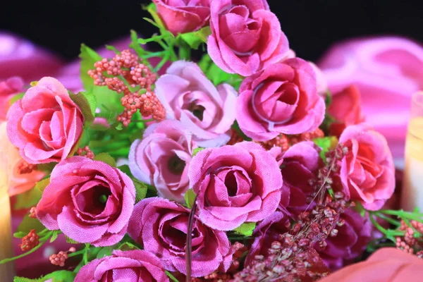Fotoshooting Romantischer Moment Valentinstag Mit Dekorationsstrauß Und Kollektion Zum Kerzenverbrennen — Stockfoto