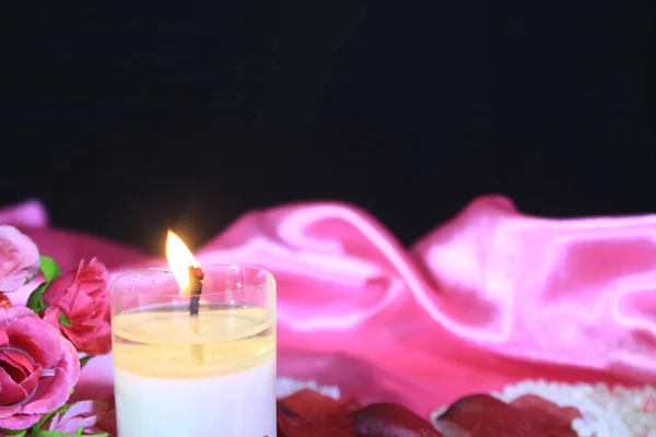 Namoro Dia Dos Namorados Com Decoração Flor Rosa Vela Queima — Fotografia de Stock