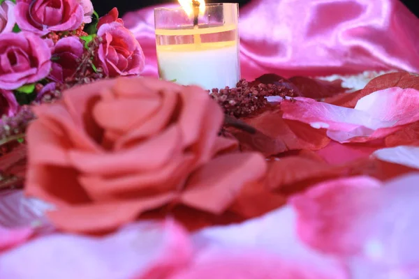 Namoro Dia Dos Namorados Com Decoração Flor Rosa Vela Queima — Fotografia de Stock
