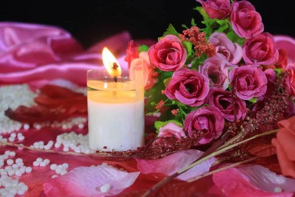 Μπουκέτο Τριαντάφυλλα Και Κερί Καύση Φωτογράφιση Ημέρα Του Αγίου Βαλεντίνου — Φωτογραφία Αρχείου