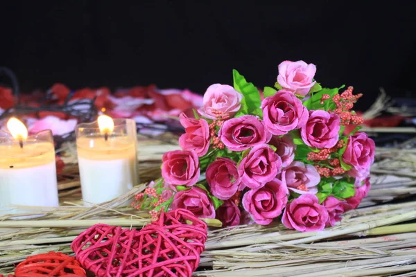 Fotoshooting Von Lampe Zwei Kerzen Brennen Blumen Und Dekoration Valentinssammlung — Stockfoto