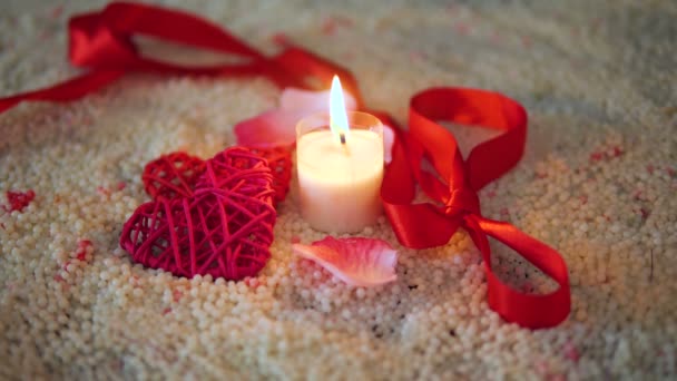 装饰情人节的画面 丝带和蜡烛燃烧在沙子收藏 — 图库视频影像