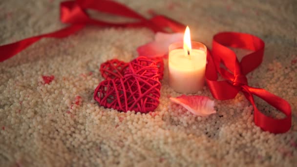 装饰情人节的画面 丝带和蜡烛燃烧在沙子收藏 — 图库视频影像