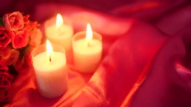 Romantik çiçek buketi ve mum yanan arkadaşlığın görüntüleri. Sevgililer günü koleksiyonu