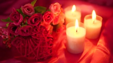 Romantik çiçek buketi ve mum yanan arkadaşlığın görüntüleri. Sevgililer günü koleksiyonu