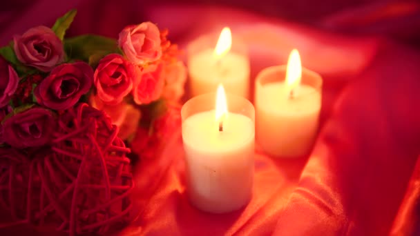 Кадри Романтичного Побачення Квітковим Букетом Запаленням Свічок День Святого Валентина — стокове відео