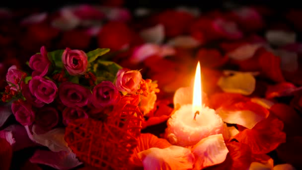 映像花とコレクションで燃えているろうそくの装飾瞬間バレンタインデー — ストック動画