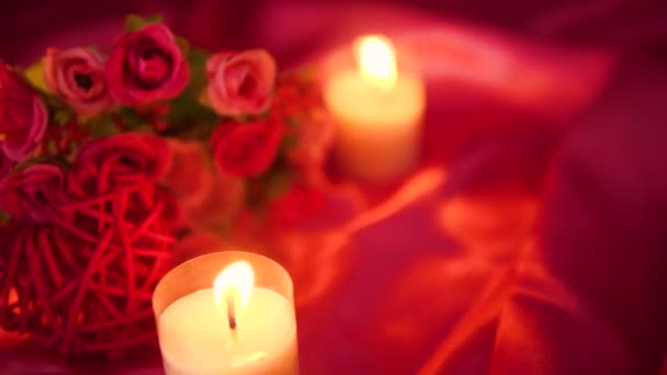 Dekorace Záběry Valentýna Svíčka Hoří Květinové Kytice Kolekce — Stock video