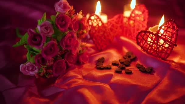 Кадры Украшения День Святого Валентина Коллекцией Цветов Горящих Свечей — стоковое видео