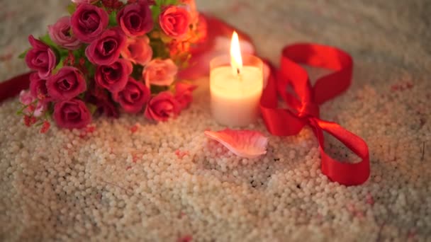 花束バラ リボン バレンタインの日のコレクションの映像で燃えているろうそく — ストック動画