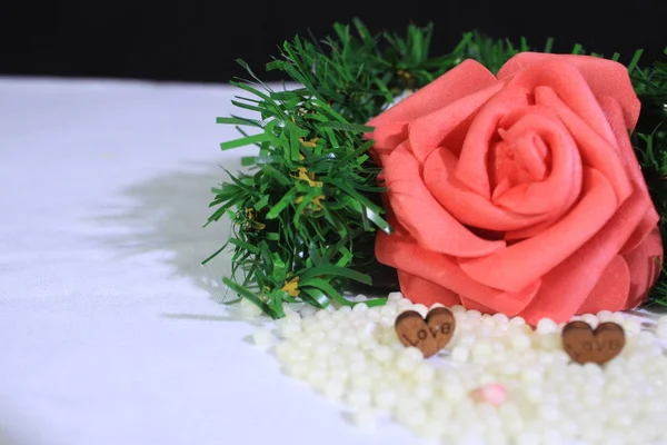 Розы Трава Фотосессия Песке Собрание Дню Святого Валентина — стоковое фото