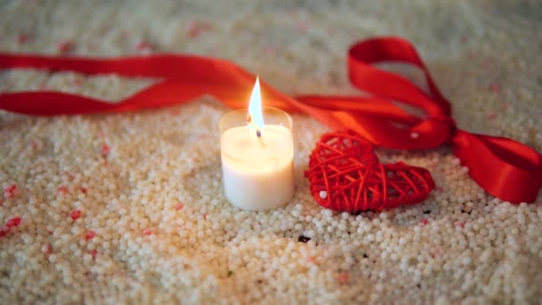装饰情人节与蜡烛燃烧和丝带在沙子收集 — 图库视频影像