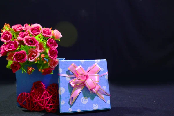 Fotoshooting Von Geschenkboxen Blumen Und Dekorativen Herzen Valentinstag Kollektion — Stockfoto