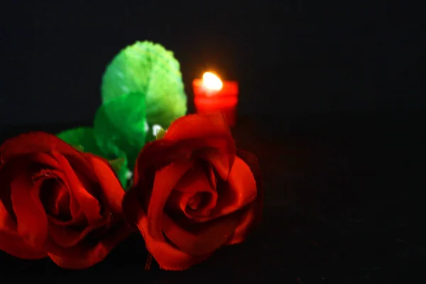 Фотосессия Красной Розы Горящей Свечи Черном Фоне Собрание Дню Святого — стоковое фото