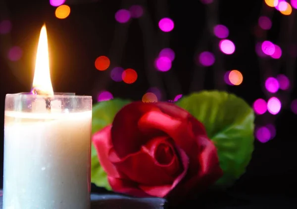 Фотосесія Квіткою Свічкою Горить Фоні Колекції Мерехтіння Лампи — стокове фото