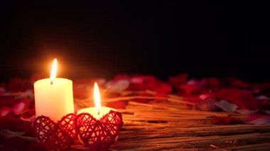 Görüntüleri Sevgililer günü yanan mum ve yaprakları derlemesi ile dekorasyon