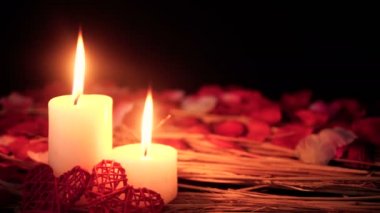 Görüntüleri mum yakma ve gül yaprakları hareket. Sevgililer günü koleksiyonu