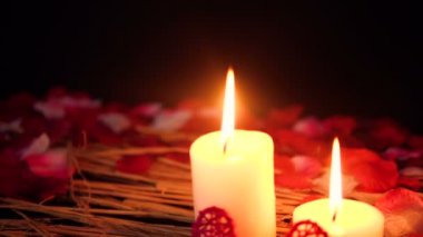 Görüntüleri mum yakma ve gül yaprakları hareket. Sevgililer günü koleksiyonu