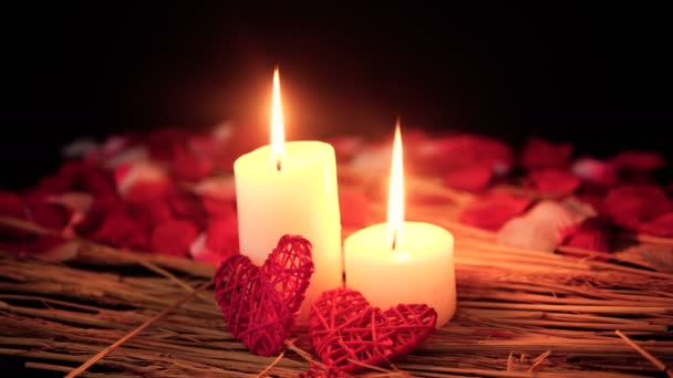燃えているろうそくと花びらのコレクション映像バレンタインの日の装飾 — ストック動画