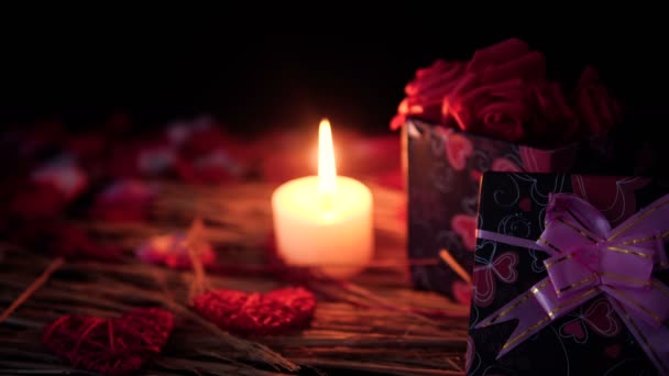 ギフト用の箱 燃えているろうそくの花びらコレクションとデート バレンタインの日装飾 — ストック動画