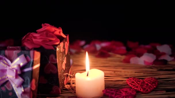 Filmmaterial Umzug Von Geschenkschachteln Blütenblättern Und Brennenden Kerzen Valentinstag Kollektion — Stockvideo