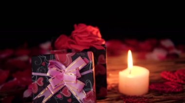 Mutlu sevgililer günü hediye kutuları, görüntüleri ile yanan mum ve çiçek yaprakları koleksiyonu