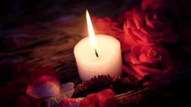 Dekoratif çiçek ve mum koleksiyonu yanan görüntüleri ile Romantik Sevgiliye