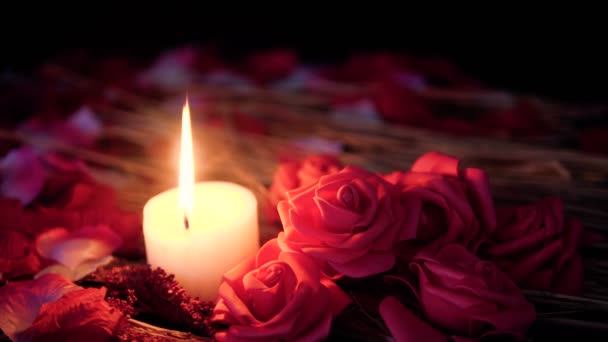 ロマンチックなバレンタインの装飾花とコレクションで燃えているろうそくの映像と — ストック動画