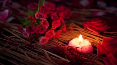 Görüntüleri hareket çiçek yaprakları, gül ve mum yakma. Sevgililer günü koleksiyonu