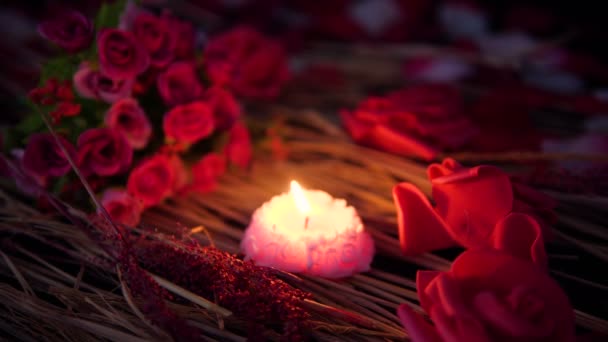 День Святого Валентина Букетом Роз Коллекцией Горящих Свечей — стоковое видео