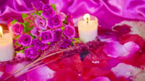 粉红色玫瑰的镜头运动 蜡烛燃烧和装饰情人节收藏 — 图库视频影像