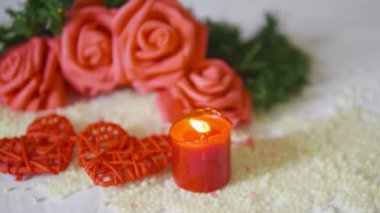 Mutlu sevgililer günü dekorasyon çiçek ve mum yanan görüntüleri koleksiyonu ile