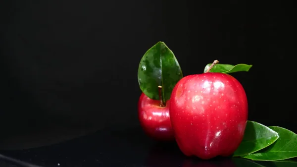 Pommes Mûres Avec Des Feuilles Sur Fond Noir Collection Images — Photo